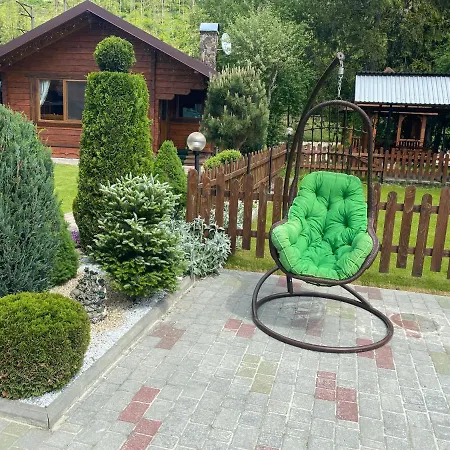 зелена над рікою