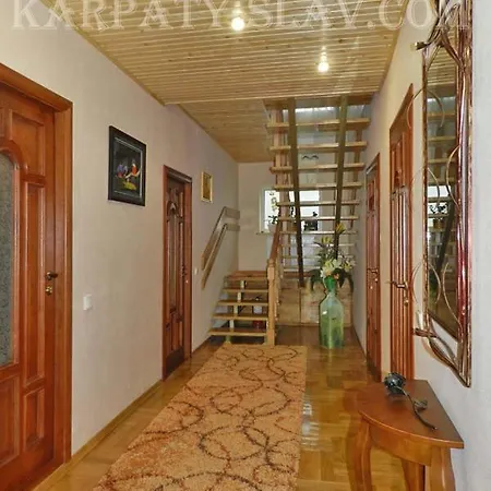 зелена над рікою Country house