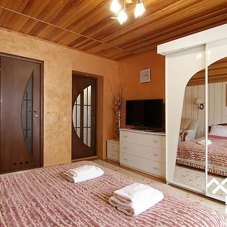 зелена над рікою *