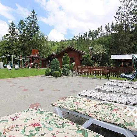 зелена над рікою *