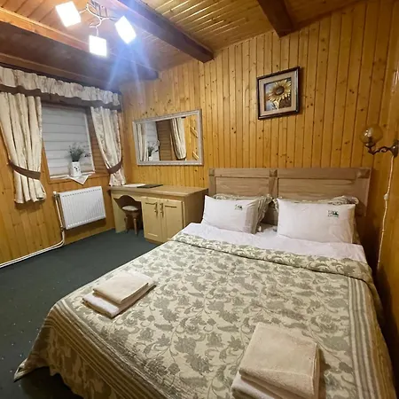 Country house зелена над рікою *