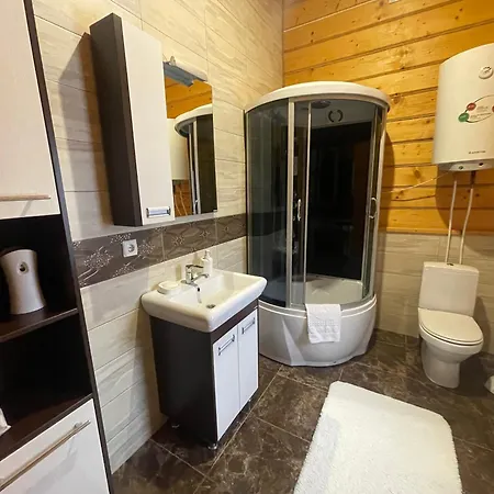 зелена над рікою Country house