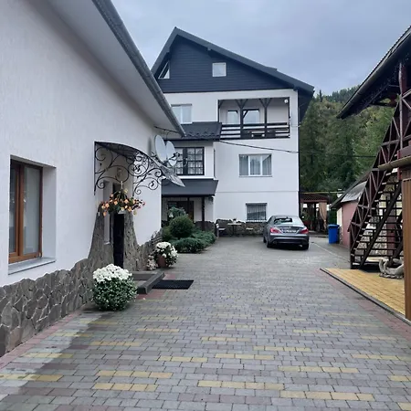 зелена над рікою *