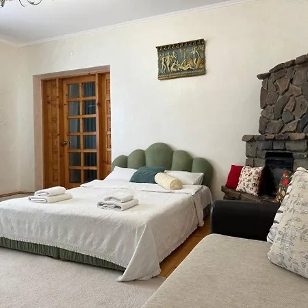 зелена над рікою