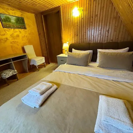 зелена над рікою *