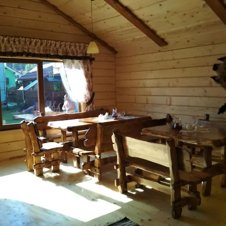 зелена над рікою *