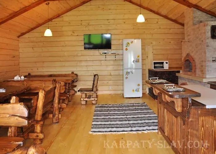 Country house зелена над рікою *