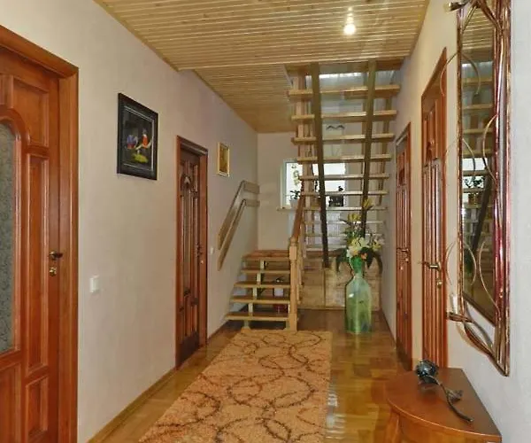 зелена над рікою Country house