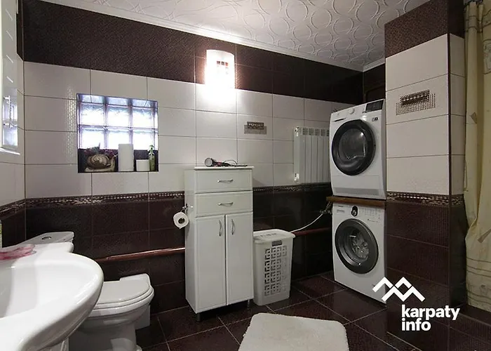 зелена над рікою Country house