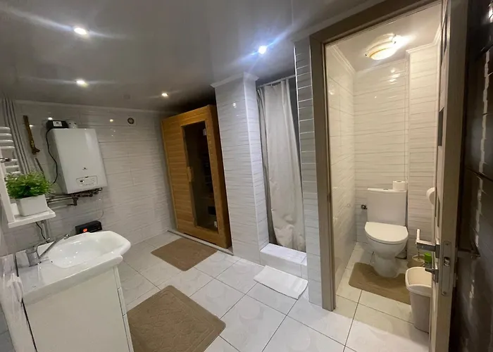 зелена над рікою Country house