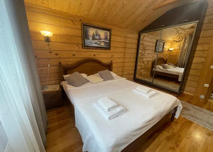 Country house зелена над рікою *