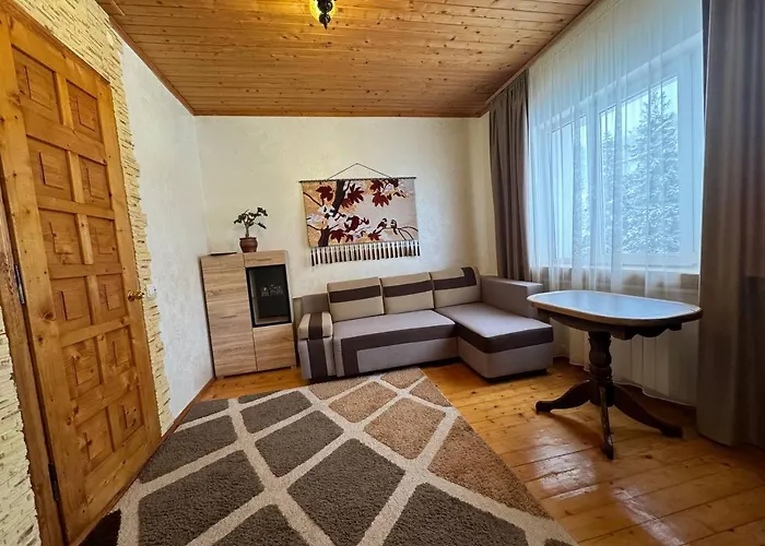 зелена над рікою Country house