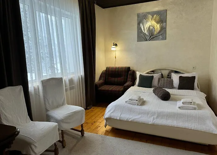 Country house зелена над рікою