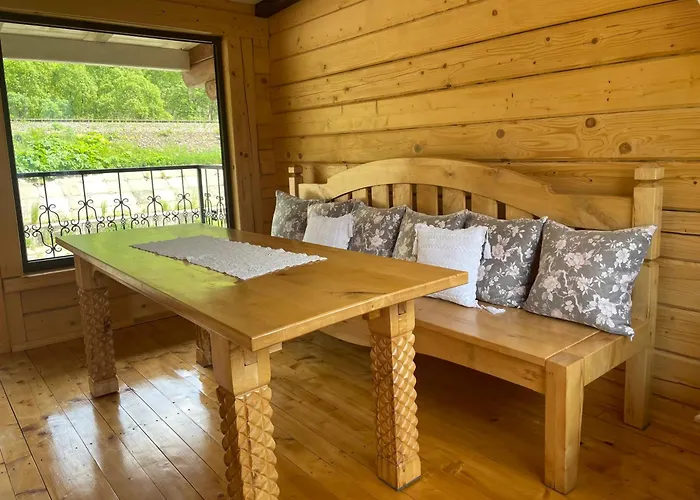 зелена над рікою Country house