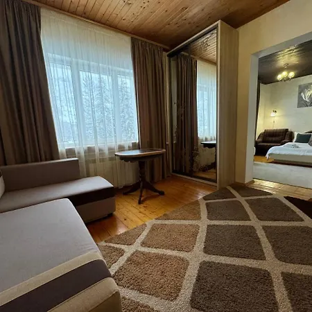 Casa di campagna зелена над рікою