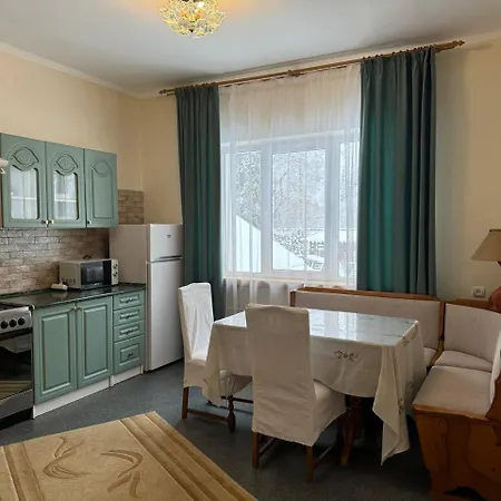 зелена над рікою Casa di campagna *