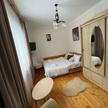Kır Evi зелена над рікою *