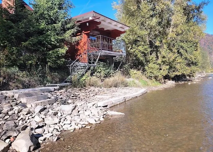 Kır Evi зелена над рікою Slavske