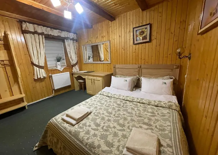 Kır Evi зелена над рікою *