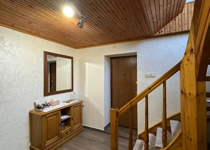 Kır Evi зелена над рікою Slavske