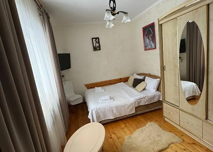 Kır Evi зелена над рікою *