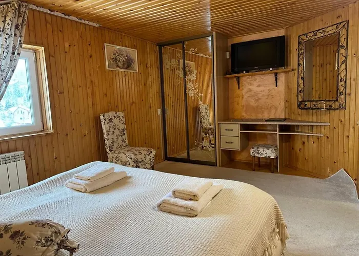 Kır Evi зелена над рікою Slavske