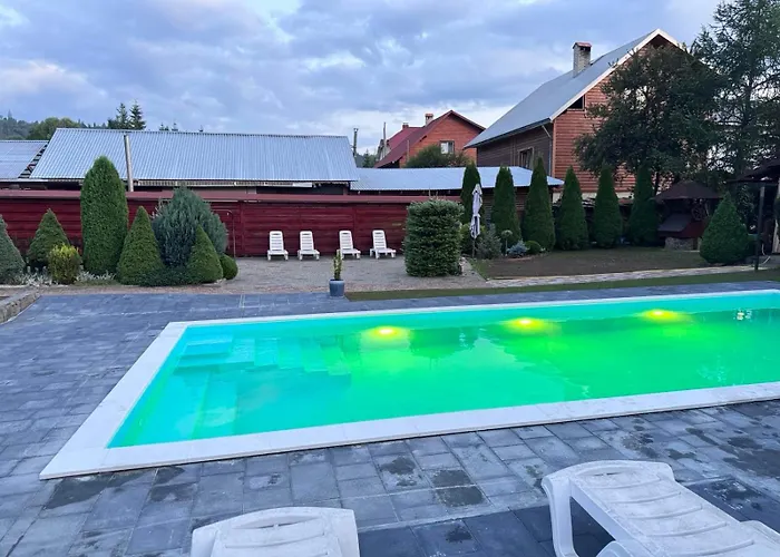 Kır Evi зелена над рікою *